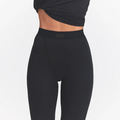 COTTON RIB LEGGING | SOOT ON A MODEL FRONT VIEW @ | FOCUS: 0.0, 1.0, 0.9