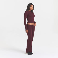 COTTON JERSEY STRAIGHT LEG PANT | CURRANT ON A MODEL SIDE VIEW @ | FOCUS: 0.0, 1.0, 0.9