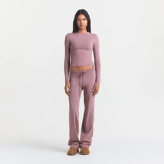 COTTON JERSEY STRAIGHT LEG PANT | MUTED MAUVE ON A MODEL FRONT VIEW @ | FOCUS: 0.0, 1.0, 0.9