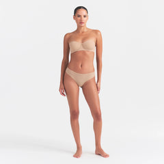 FITS EVERYBODY STRAPLESS BRA | CLAY ON A MODEL FRONT VIEW @ | FOCUS: 0.0, 1.0, 0.9