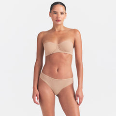 FITS EVERYBODY STRAPLESS BRA | CLAY ON A MODEL SIDE VIEW @ | FOCUS: 0.0, 1.0, 0.9