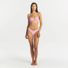 FITS EVERYBODY T-SHIRT BRA | BUBBLEGUM ON A MODEL FRONT VIEW