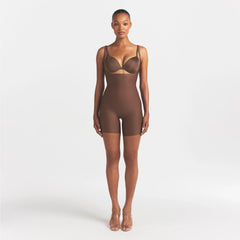 SKIMS BODY CORE SCULPT BACK SMOOTHING OPEN BUST MID THIGH BODYSUIT | JASPER ON A MODEL FRONT VIEW @