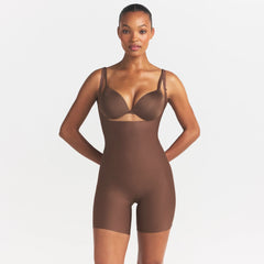 SKIMS BODY CORE SCULPT BACK SMOOTHING OPEN BUST MID THIGH BODYSUIT | JASPER ON A MODEL SIDE VIEW @