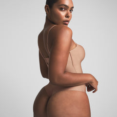 SKIMS BODY UNDERWIRE THONG BODYSUIT | SIENNA ON A MODEL SIDE VIEW