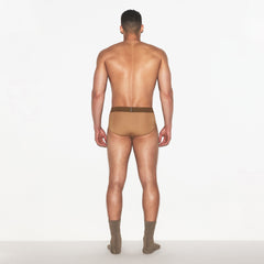 SKIMS COTTON MENS BRIEF | RUSSET ON A MODEL FRONT VIEW | FOCUS: 0.0, 1.0, 0.9