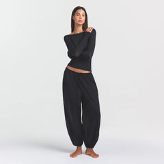 VOILE SLEEP BALLOON PANT | ONYX ON A MODEL FRONT VIEW @ | FOCUS: 0.0, 1.0, 0.9