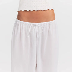 VOILE SLEEP BALLOON PANT | SNOW ON A MODEL SIDE VIEW @ | FOCUS: 0.0, 1.0, 0.9