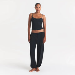 SKIMS SLEEP JOGGER | ONYX ON A MODEL FRONT VIEW @ | FOCUS: 0.0, 1.0, 0.9