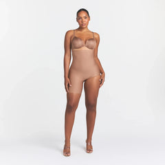 SKIMS BODY LEFT LEG SOLUTION SHORT | SIENNA ON A MODEL FRONT VIEW @