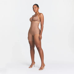SKIMS BODY LEFT LEG SOLUTION SHORT | SIENNA ON A MODEL SIDE VIEW @