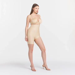 SKIMS BODY LEFT LEG SOLUTION SHORT | SAND ON A MODEL SIDE VIEW @
