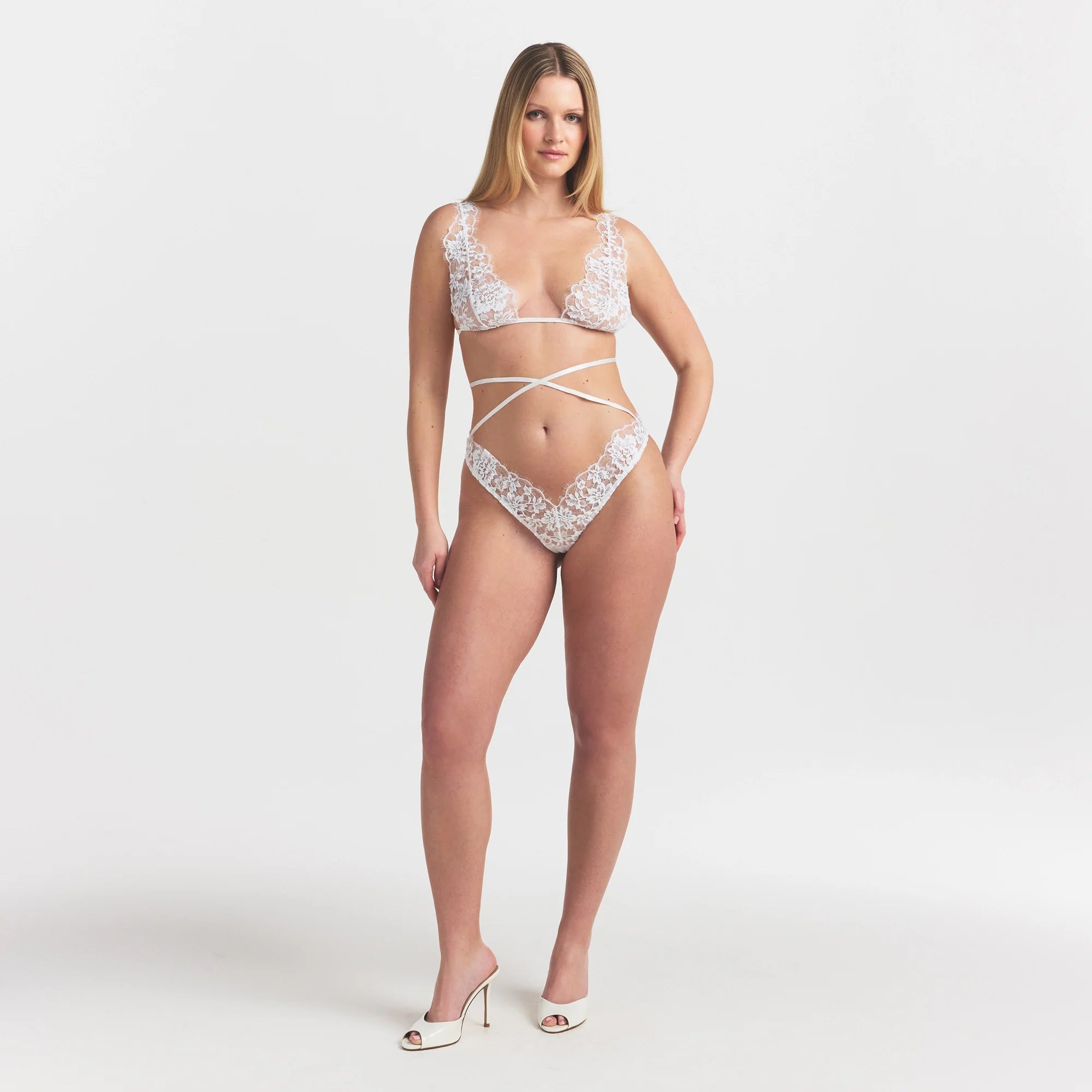 SKIMS LACE PLUNGE BRALETTE | SNOW ON A MODEL FRONT VIEW @ | FOCUS: 0.0, 1.0, 0.9