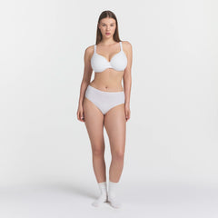 EVERYDAY COTTON FULL COVERAGE BRA | SNOW ON A MODEL FRONT VIEW @ | FOCUS: 0.0, 1.0, 0.9