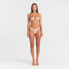 SKIMS ULTIMATE TEARDROP T-SHIRT BRA | CLAY ON A MODEL FRONT VIEW @ | FOCUS: 0.0, 1.0, 0.9