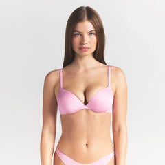 SKIMS ULTIMATE TEARDROP PUSH-UP BRA | BUBBLE GUM LEOPARD PRINT ON A MODEL SIDE VIEW @ | FOCUS: 0.0, 1.0, 0.9