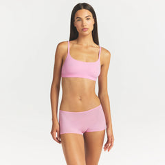 FITS EVERYBODY SCOOP BRALETTE | BUBBLE GUM ON A MODEL SIDE VIEW @ | FOCUS: 0.0, 1.0, 0.9