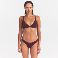 FITS EVERYBODY TRIANGLE BRALETTE | CURRANT & LAYS FLAT ON A WHITE BACKGROUND | FLT