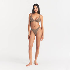 FITS EVERYBODY TRIANGLE BRALETTE | DESERT LEOPARD INK PRINT ON A MODEL FRONT VIEW @ | FOCUS: 0.0, 1.0, 0.9