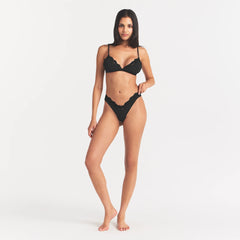 FITS EVERYBODY LACE TRIANGLE BRALETTE | ONYX & LAYS FLAT ON A WHITE BACKGROUND | FLT