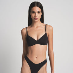 WIRELESS FORM PUSH UP PLUNGE BRA IN ONYX | ON A MODEL FRONT VIEW @ | FOCUS: 0.0, 1.0, 0.9