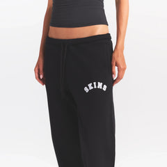 COTTON FLEECE CLASSIC JOGGER | ONYX SNOW ARCHED SKIMS LOGO ON A MODEL | FOCUS: 0.0, 1.0, 0.9
