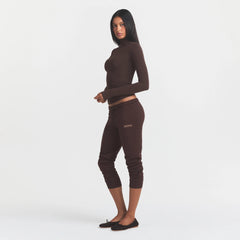 COTTON FLEECE LEGGING | ESPRESSO ON A MODEL FRONT VIEW @ | FOCUS: 0.0, 1.0, 0.9