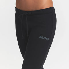 COTTON FLEECE LEGGING | ONYX ON A MODEL SIDE VIEW @ | FOCUS: 0.0, 1.0, 0.9