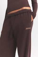 COTTON FLEECE STRAIGHT LEG PANT WITH EMBOSSED LOGO | ESPRESSO ON A MODEL SIDE VIEW @ | FOCUS: 0.0, 1.0, 0.9