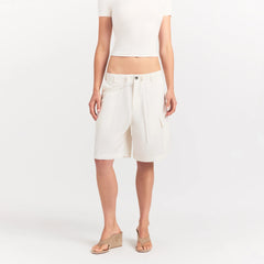 WOVEN COTTON OVERSIZED CARGO SHORT | EGRET ON A MODEL SIDE VIEW @ | FOCUS: 0.0, 1.0, 0.9