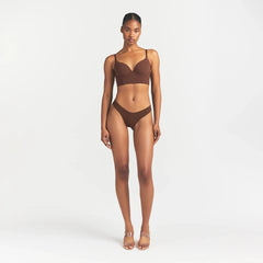 FITS EVERYBODY LOW BACK LONGLINE BRA | COCOA ON A MODEL FRONT VIEW @ | FOCUS: 0.0, 1.0, 0.9