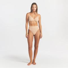 SMOOTHING INTIMATES FULL COVERAGE BRA | CLAY ON A MODEL FRONT VIEW @ | FOCUS: 0.0, 1.0, 0.9