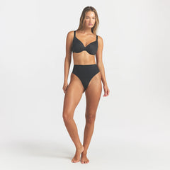 SMOOTHING INTIMATES FULL COVERAGE BRA | ONYX ON A MODEL FRONT VIEW @ | FOCUS: 0.0, 1.0, 0.9