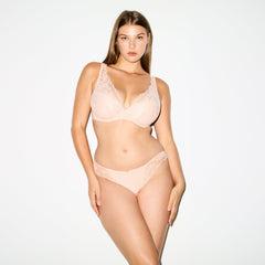 SKIMS LACE FULL COVERAGE BRA | PRIMROSE ON A MODEL SIDE VIEW @ | FOCUS: 0.0, 1.0, 0.9