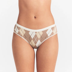 LIGHTWEIGHT COTTON LOGO PICOT HIPSTER | CAFE ARGYLE PRINT ON A MODEL SIDE VIEW @ | FOCUS: 0.0, 1.0, 0.9
