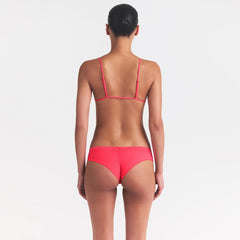 FITS EVERYBODY MICRO HIPSTER | ULTRA PINK ON A MODEL SIDE VIEW @ | FOCUS: 0.0, 1.0, 0.9