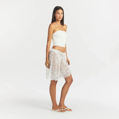 ULTRA FINE LACE SHORT | MARBLE ON A MODEL SIDE VIEW @ | FOCUS: 0.0, 1.0, 0.9