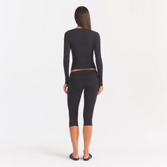 COTTON JERSEY SCOOP NECK LONG SLEEVE TOP | SOOT ON A MODEL FRONT VIEW @ | FOCUS: 0.0, 1.0, 0.9