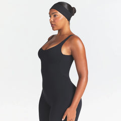 NikeSKIMS ACCESSORIES HEADBAND | OBSIDIAN ON A MODEL SIDE VIEW @ | FOCUS: 0.0, 1.0, 0.9