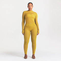 NikeSKIMS WEIGHTLESS LAYERS V-PANEL 28" LEGGING | CITRINE ON A MODEL FRONT VIEW @ | FOCUS: 0.0, 1.0, 0.9