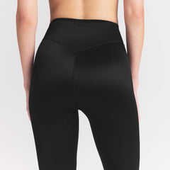 NikeSKIMS SATIN SHINE BONDED WAIST 26" LEGGING | OBSIDIAN ON A MODEL SIDE VIEW