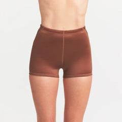 NikeSKIMS SATIN SHINE DRAWCORD 2" SHORT | CAROB BROWN ON A MODEL SIDE VIEW @ | FOCUS: 0.0, 1.0, 0.9