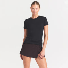NikeSKIMS PERFORMANCE COTTON BLEND SHORT SLEEVE TOP | OBSIDIAN ON A MODEL SIDE VIEW @ | FOCUS: 0.0, 1.0, 0.9