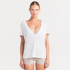 NikeSKIMS PERFORMANCE COTTON BLEND SHORT SLEEVE V-NECK TOP | SNOW ON A MODEL SIDE VIEW @ | FOCUS: 0.0, 1.0, 0.9