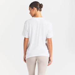 NikeSKIMS PERFORMANCE COTTON BLEND OVERSIZED SHORT SLEEVE TOP | SNOW ON A MODEL SIDE VIEW @ | FOCUS: 0.0, 1.0, 0.9
