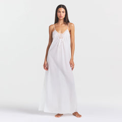VOILE SLEEP LONG DRESS | SNOW ON A MODEL FRONT VIEW @ | FOCUS: 0.0, 1.0, 0.9