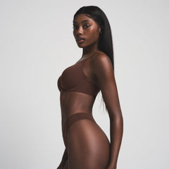 FITS EVERYBODY DIPPED FRONT THONG | COCOA ON A MODEL SIDE VIEW | FOCUS: 0.0, 1.0, 0.9