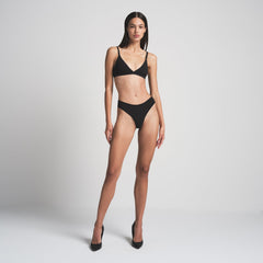 FITS EVERYBODY THONG | ONYX ON A MODEL FRONT VIEW | FOCUS: 0.0, 1.0, 0.9