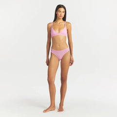 FITS EVERYBODY THONG | BUBBLE GUM ON A MODEL FRONT VIEW @ | FOCUS: 0.0, 1.0, 0.9