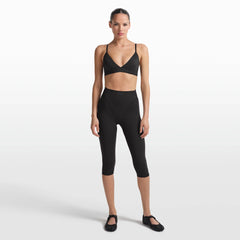 NikeSKIMS MATTE 17" V-LINE CROP LEGGING | OBSIDIAN ON A MODEL FRONT VIEW @ | FOCUS: 0.0, 1.0, 0.9